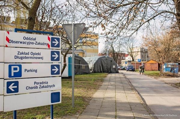 Ministerstwo Zdrowia nie zalicza tego przypadku do śmieci z powodu koronawirusa, gdyż pacjent miał c