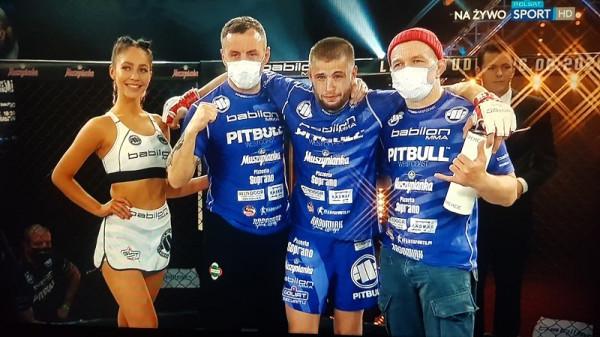 Piotr Kacprzak (w środku, w niebieskim) pokonał Michała Folca