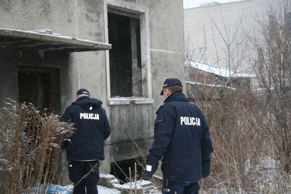 Na zdjęciu kontrola dzielnicowych w pustostanach