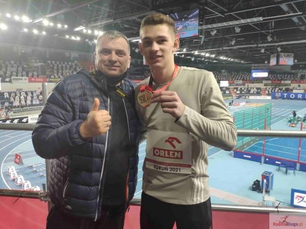 Dawid Krzemiński i trener Artur Błasiński