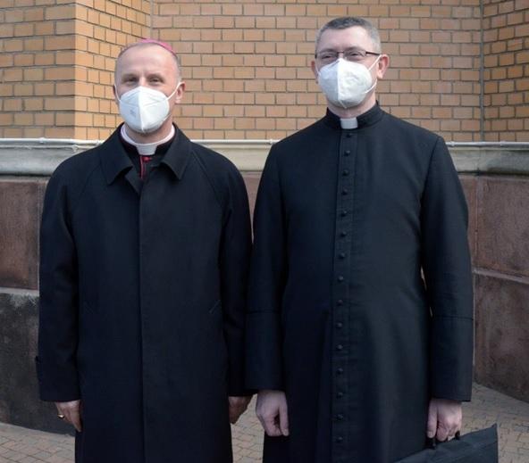 Bp Marek Solarczyk i ks. Dariusz Konieczny. Foto: radom.gosc.pl
