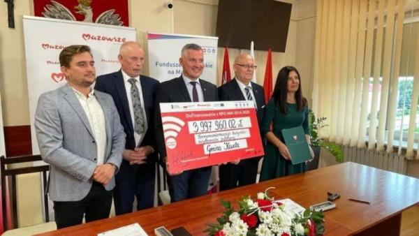 Umowę w tej sprawie podpisali wicemarszałek Rafał Rajkowski oraz władze gminy Kowala: wójt Dariusz B
