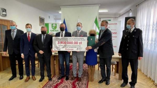 Umowy w tej sprawie podpisali wicemarszałek Rafał Rajkowski, radni województwa mazowieckiego Leszek 
