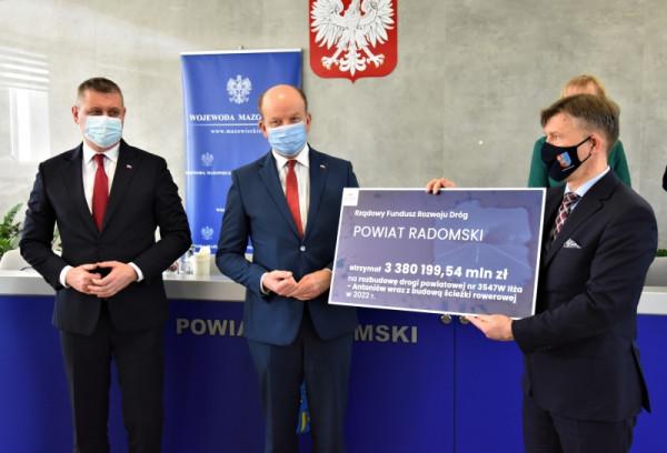 Promesy wręczali Wojewoda Mazowiecki Konstanty Radziwiłł oraz Wicewojewoda Mazowiecki Artur Standowi