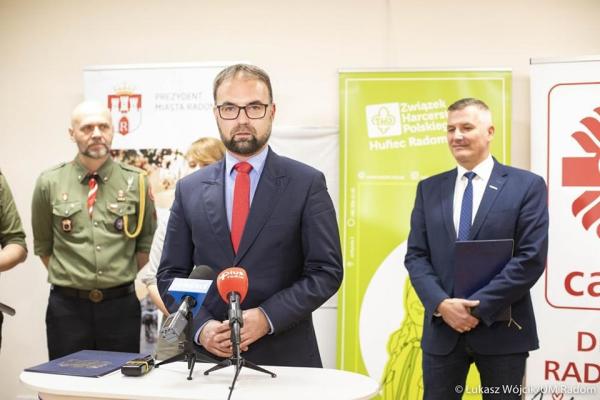 Konferencja prasowa w tej sprawie. Na głównym planie wiceprezydent Tyczyński