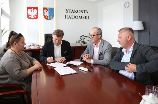 Od lewej: dyrektor Urszula Molenda. starosta Waldemar Trelka, wicestarosta Krzysztof Murawski, wiceprezes Stowarzyszenia 'Do celu' Michal Jagiełło