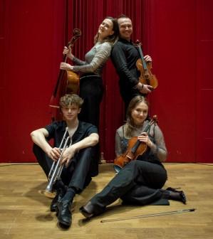 Piotr Steczek z rodziną. Piotr Steczek, Hanna Steczek (stoją), Aleksandra Steczek, Łukasz Steczek (siedzą)