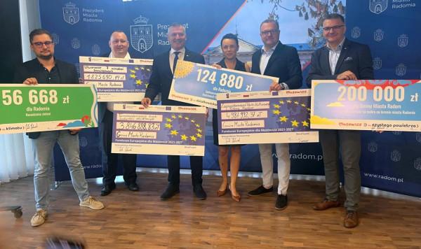Przy okazji zawarcia umów podpisano też symboliczne czeki