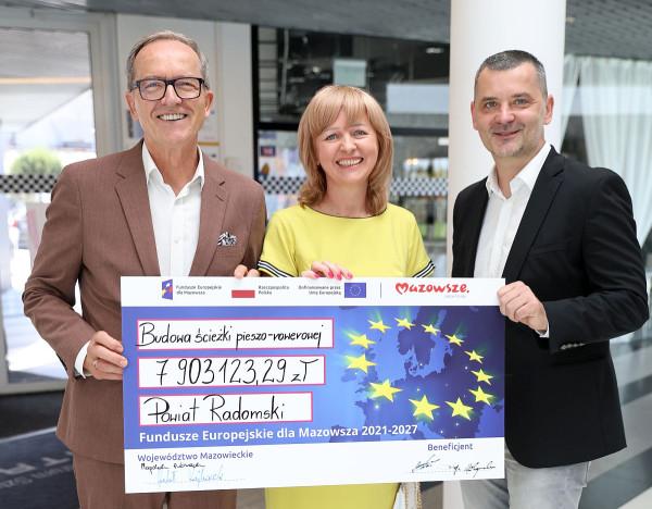 Od lewej: wicestarosta Krzysztof Murawski, skarbnik Joanna Wontorska , sekretarz Rafał Czajkowski