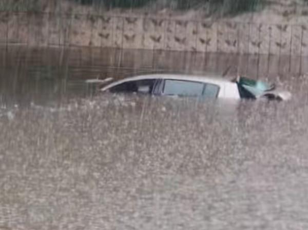 Auto zalane pod wiaduktem w Pionkach