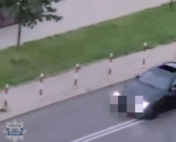Kadr z filmu nagranego przez policjantów z KMP w Radomiu
