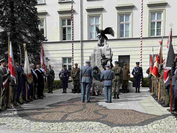 Uroczystości pod pomnikiem AK