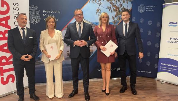 Od lewej: Grzegorz Sarnecki i Małgorzata Jędryszek, dyrektorzy ze Strabagu, prezydent Radomia radosł