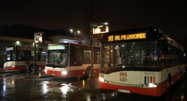 Autobusy nocne pod radomskim dworcem PKP 