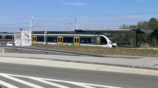 Pociąg KM na przystanku Radom Gołębiów