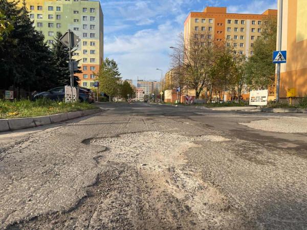 ul. Rapackiego przed położeniem nowego asfaltu
