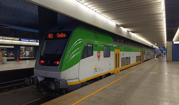 Pociąg Kolei Mazowieckich na dworcu Warszawa Centralna
