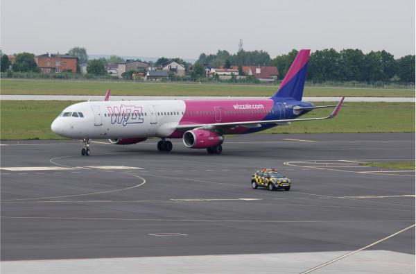 Samolot Wizz Air na lotnisku w Radomiu