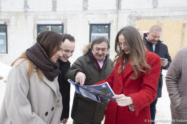 Agnieszka Dziemianowicz-Bąk na placu budowy Centrum Opiekuńczo-Mieszkalnego
