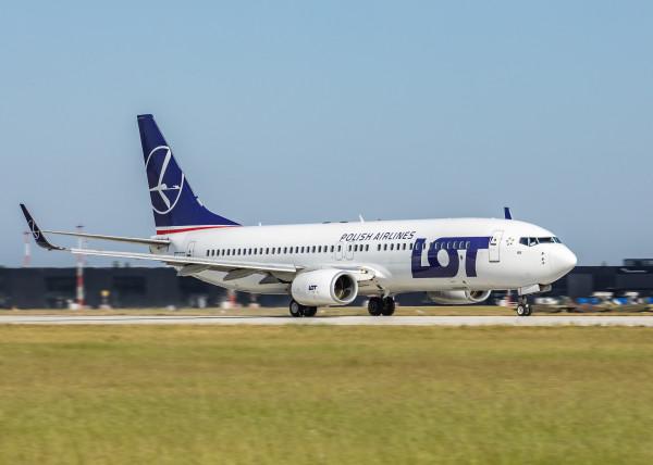 Samolot LOT na lotnisku w Radomiu