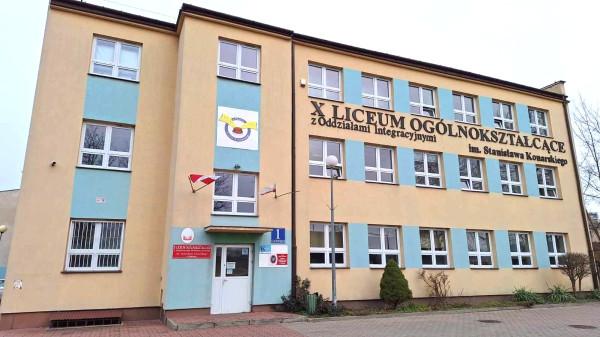 X LO im. St. Konarskiego przy ul. Czachowskiego 1