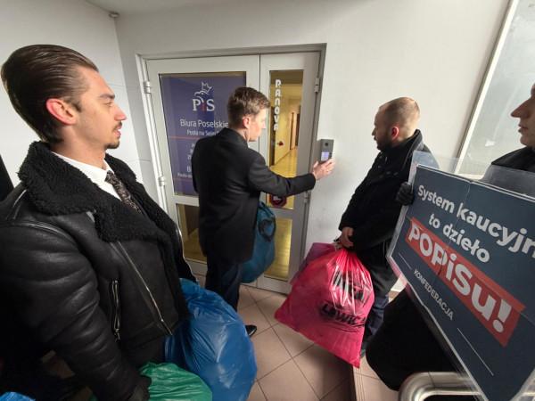 Konfederacja z workami pustych butelek w siedzibie radomskiego PiS