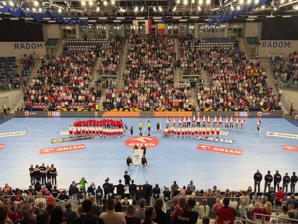 Mecz Polska - Rumunia podczas hymnów  