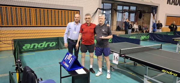 Od prawej: Jan Molęda, Stefan Wielgus i sędzia meczu 