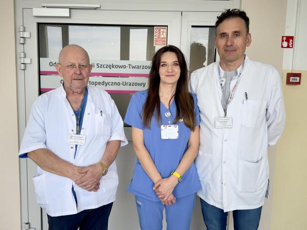 Od lewej: dr hab. n. med. Jerzy Reymond, pielęgniarka Karolina Stawicka oraz dr n. med. Maciej Podsiadło