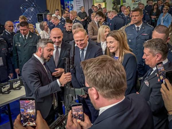 Prezes Seweryn Figurski prezentuje karabinek MSBS GROT A3 