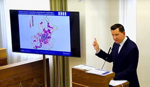 Rafał Górski, sekretarza miasta prezentuje projekt  planu ogólnego miasta Radomia