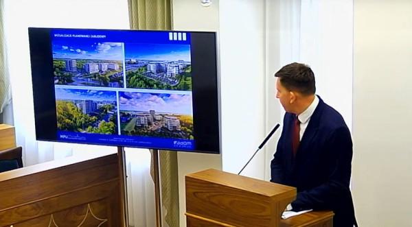 Sekretarz Rafał Górski referuje ws. inwestycji przy ul. Kozienickiej