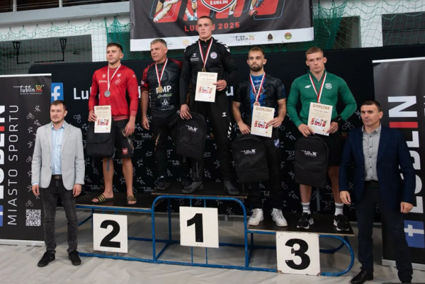Oskar Kucharczyk (na najwyższym stopniu podium) stanie do obrony tytułu.