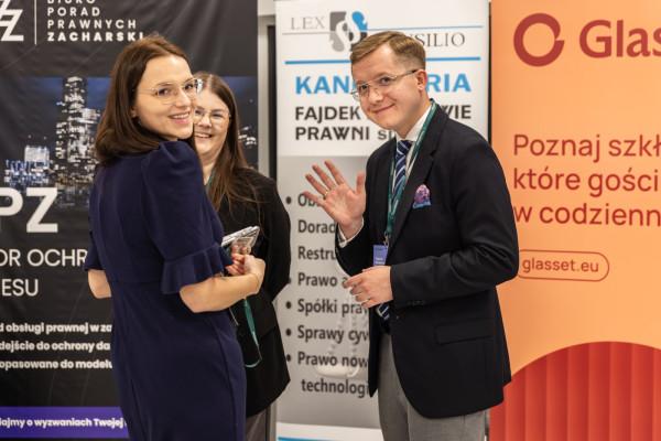 Od lewej: organizatorka r. pr. Aleksandra Gwiazdowska, specjalista ds prawnych Trend Glass Weronika 