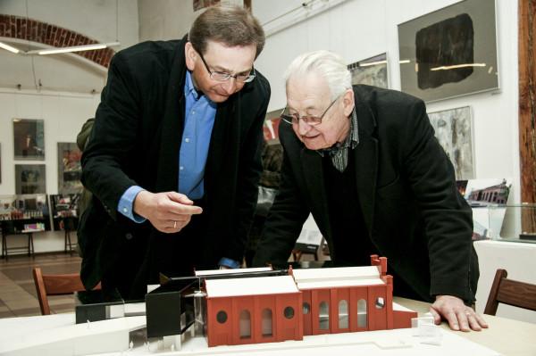 Andrzej Wajda (z prawej) nad makietą Elektrowni