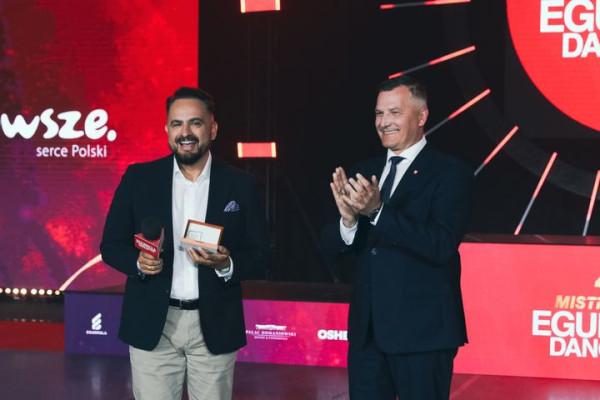 Agustin Egurrola i Rafał Rajkowski podczas przyznawania medalu „Pro Masovi