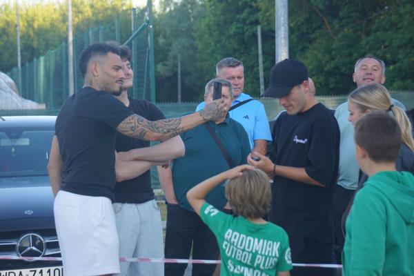 Maurides Junior pozował z kibicami do zdjęć podczas barażu rezerw Radomiaka