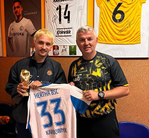 Michał Karbownik z lewej strony podczas wizyty w Młodziku Radom