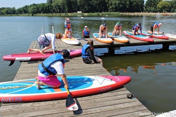 Rozpoczęły się wakacje. MOSiR Broki serwuje naukę na desce SUP