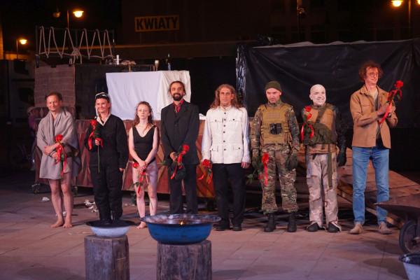 Paweł Szkotak, pierwszy z prawej i aktorzy poznańskiego teatru Biuro Podróży