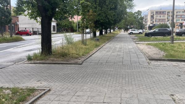 W tym miejscu, przy ulicy Okulickiego powstanie ciąg pieszo-rowerowy