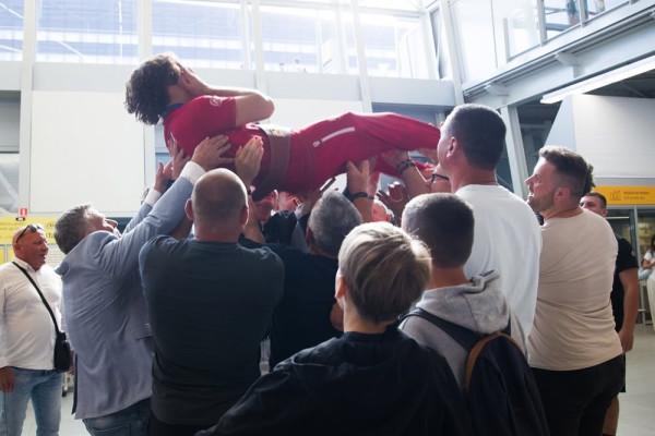 Tomasz Mital, mistrz świata powitany na lotnisku w Warszawie