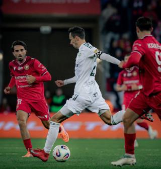Rafał Wolski w starciu z zawodnikami Widzewa Łódź