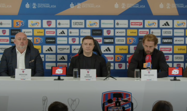 Trener Tomasz Kaczmarek, podczas konferencji w Rakowie