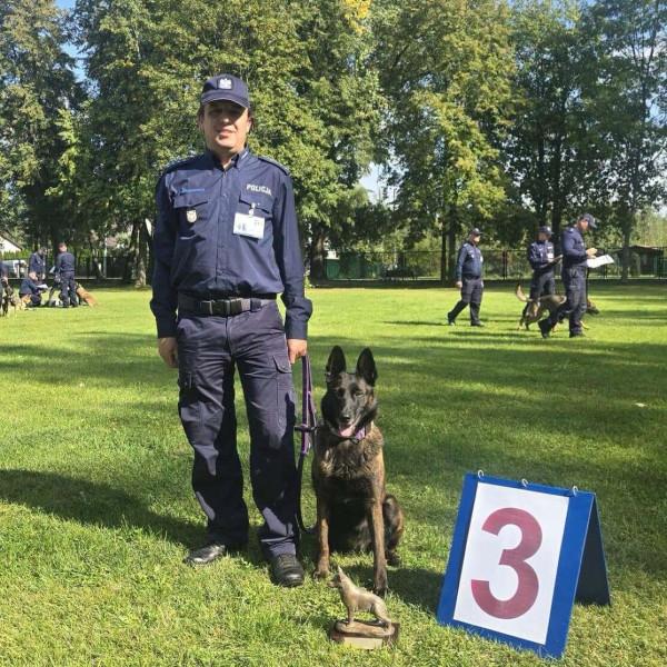 Asp. szt. Robert Błaszczyk z psem Opuncja 
