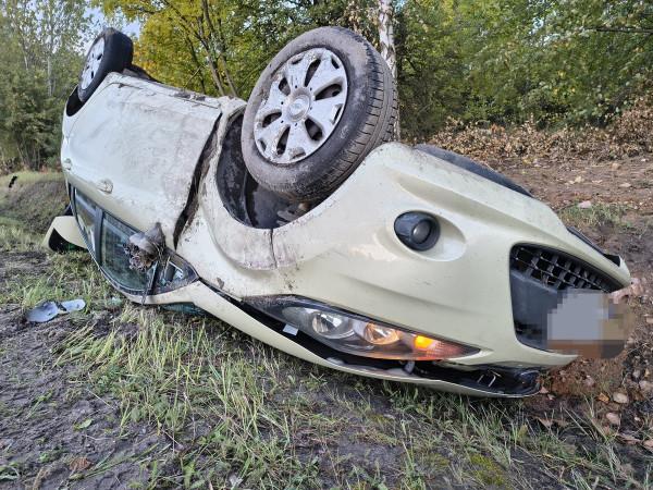 Ford Fiesta w rowie po dachowaniu w Smogorzowie