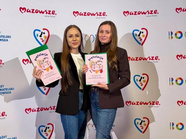 Pracownice MSS w Radomiu z listami gratulacyjnymi za zwycięskie projekty w BOM 