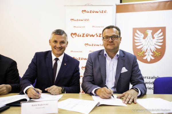 Umowę w sprawie dofinansowania podpisali prezydent Radomia Radosław Witkowski i wicemarszałek wojewó