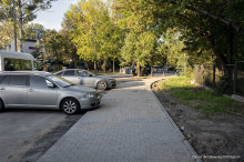 Trotuar obok zatoki parkingowej wzdłuż jezdni.