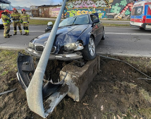 Amfetamina i kokaina u kierowcy bmw. Skasował słup i auto [FOTO]